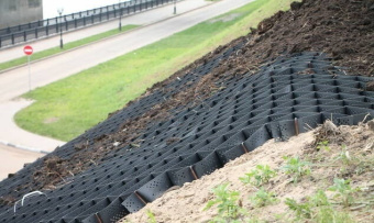 Георешетка полимерная объемная для защиты склонов ГО 15/30 210х210