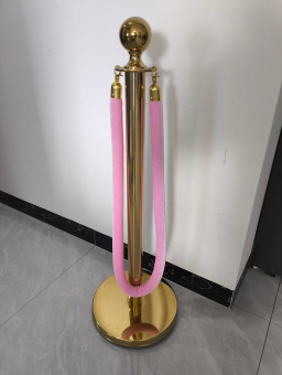 Ленточное ограждение столбик золотая стойка с розовым канатом тросом 1,5 метра